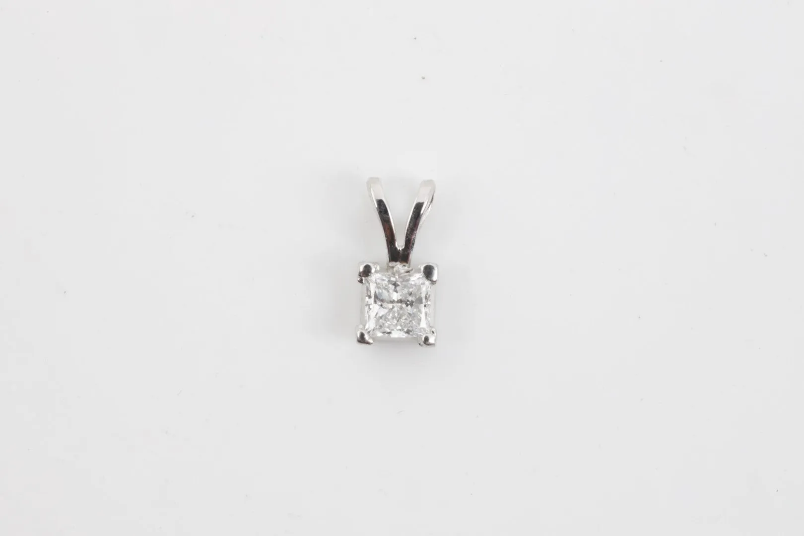 14k White Gold 0.46tcw Diamond Pendant (0.65g.)